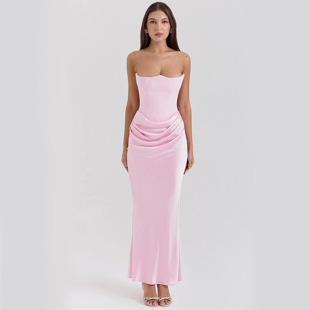 Vrouw in lange strapless satijnen jurk