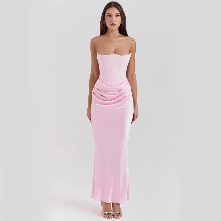 Vrouw in lange strapless satijnen jurk