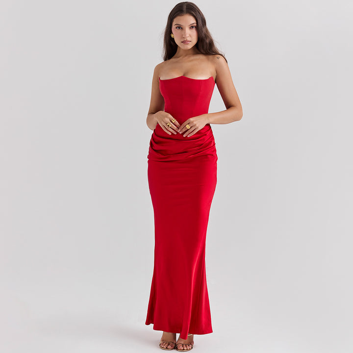 Vrouw in lange strapless satijnen jurk