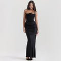 Vrouw in lange strapless satijnen jurk