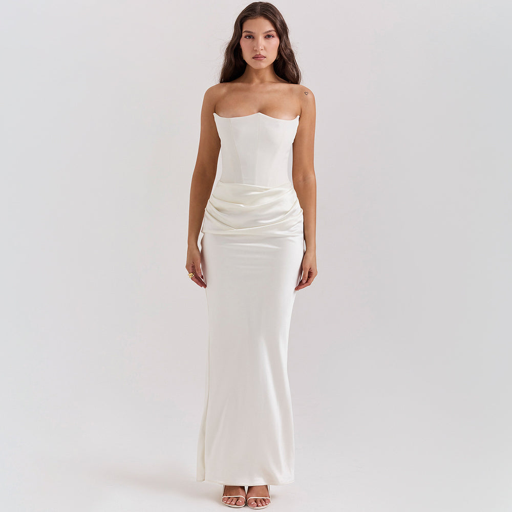 Vrouw in lange strapless satijnen jurk