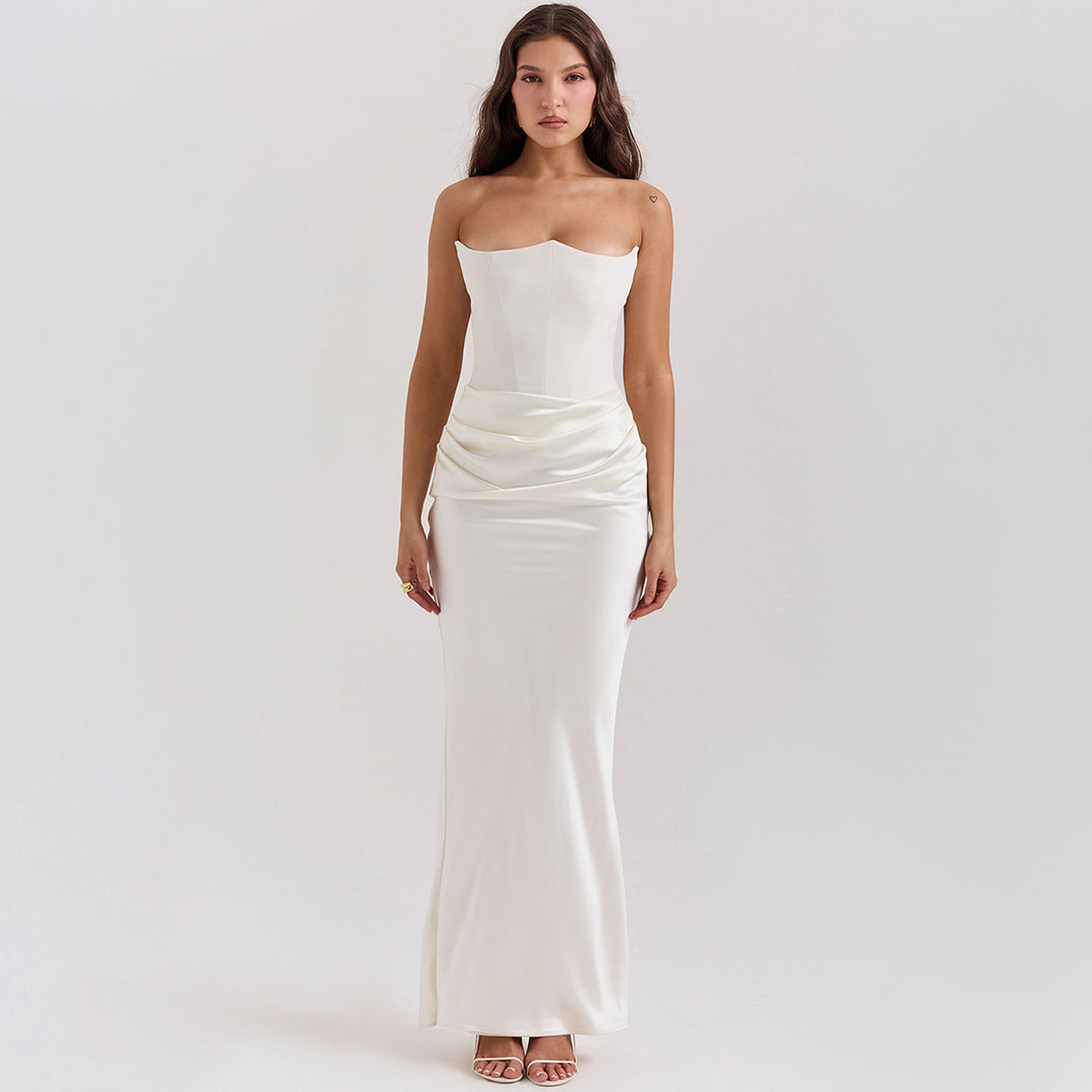 Vrouw in lange strapless satijnen jurk
