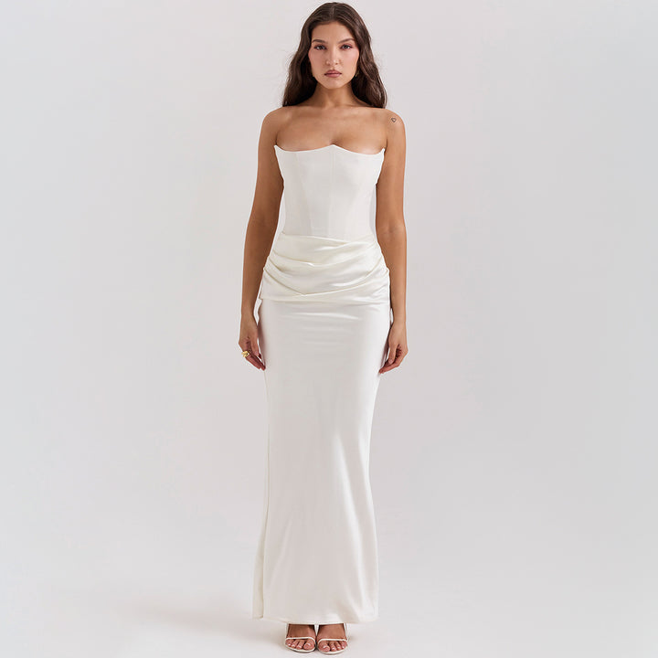 Vrouw in lange strapless satijnen jurk