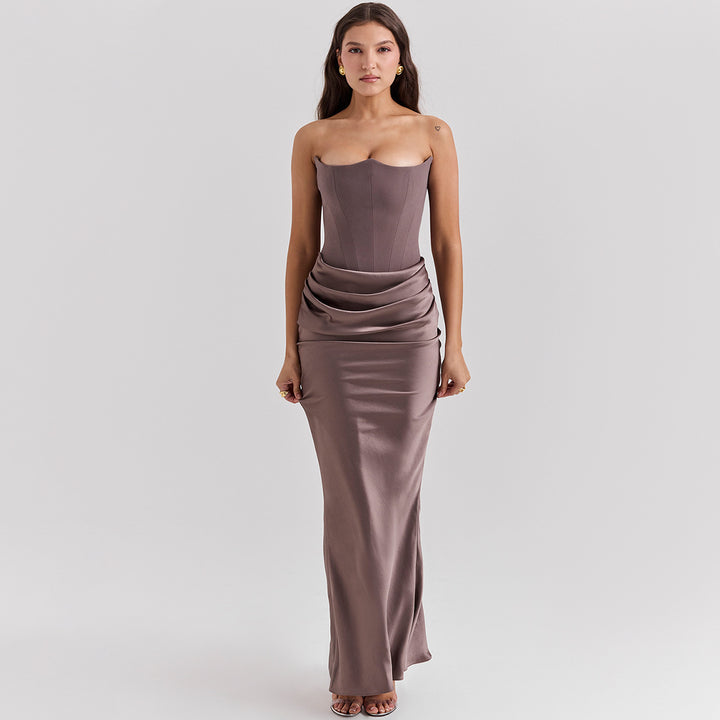 Vrouw in lange strapless satijnen jurk