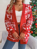 Vrouw in rood gebreid kerstvest met rendieren