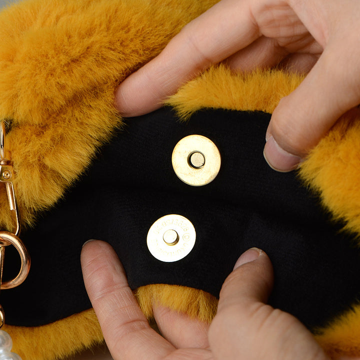 Pluizige buideltas met parelketting