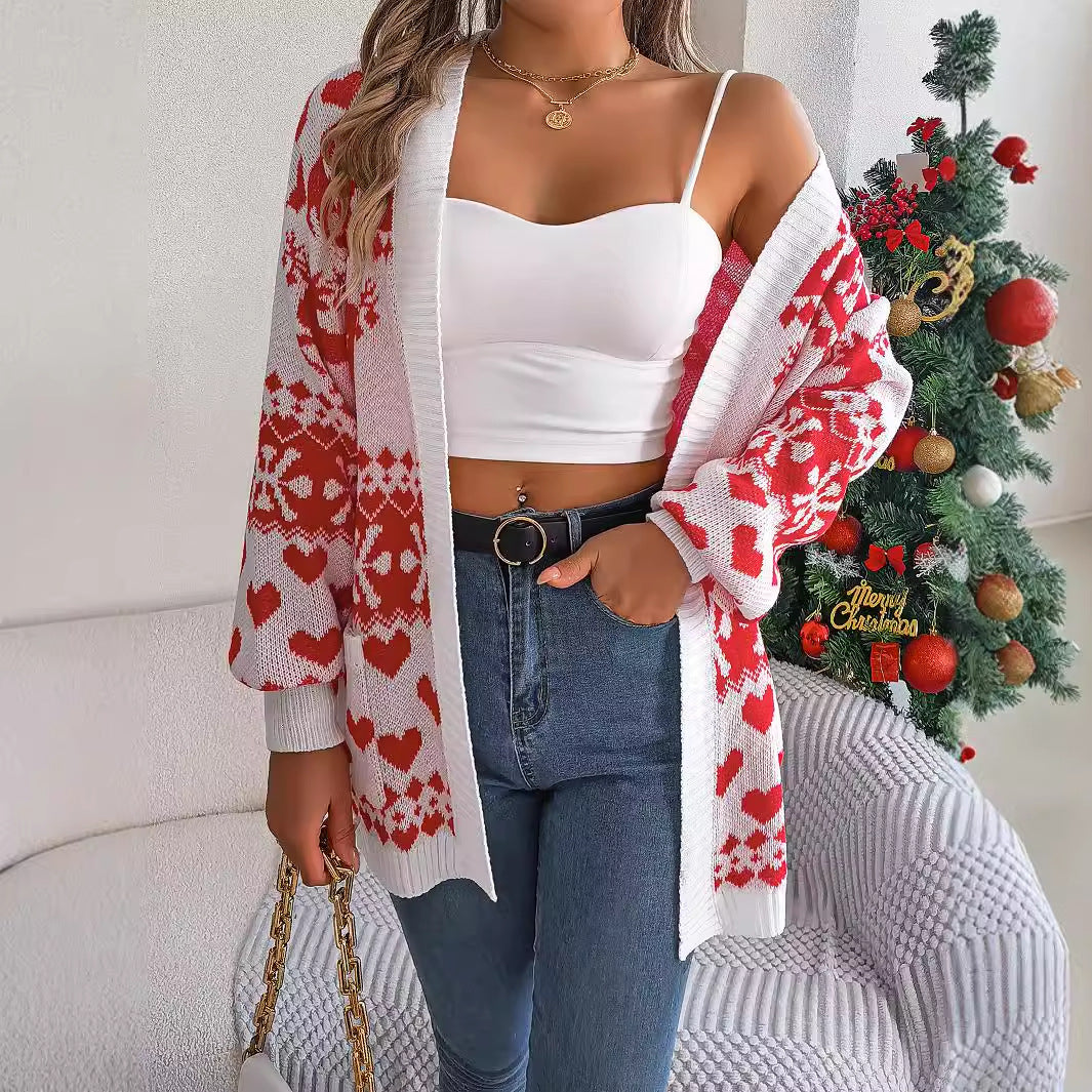 Vrouw in rood gebreid kerstvest met rendieren