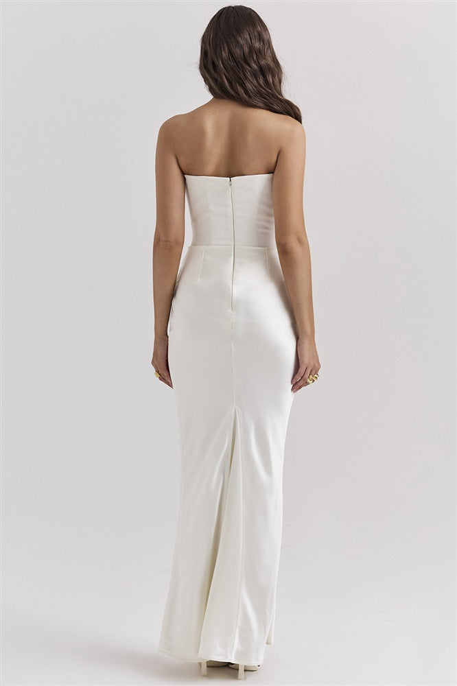 Vrouw in lange strapless satijnen jurk