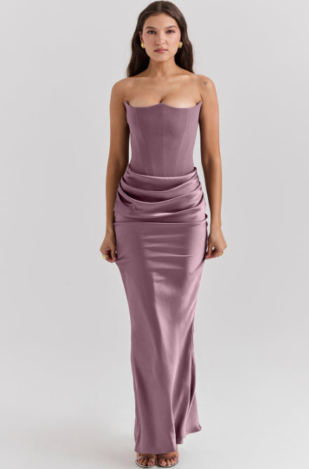 Vrouw in lange strapless satijnen jurk