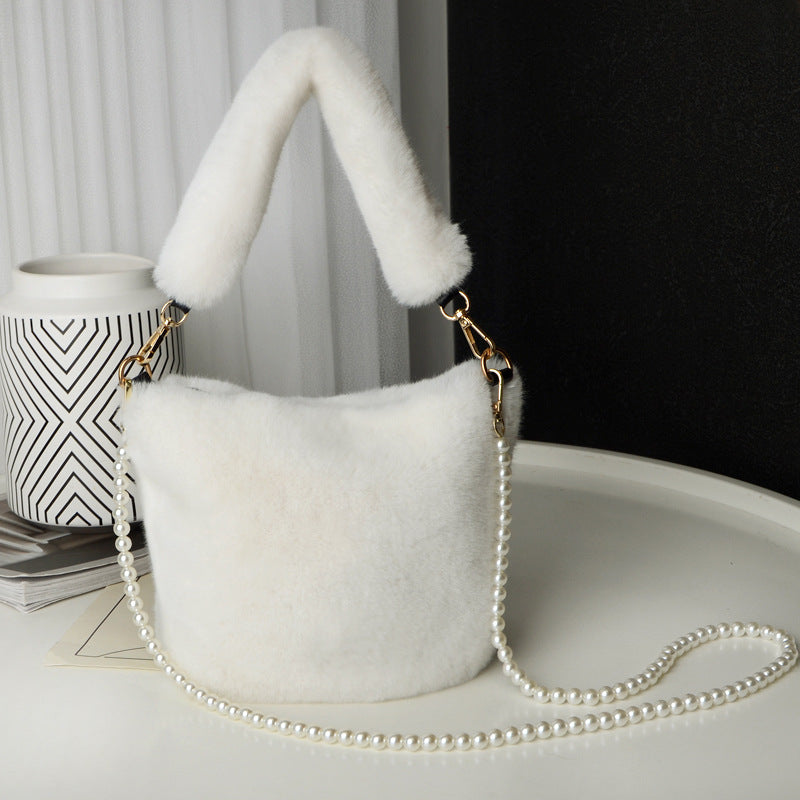 Pluizige buideltas met parelketting