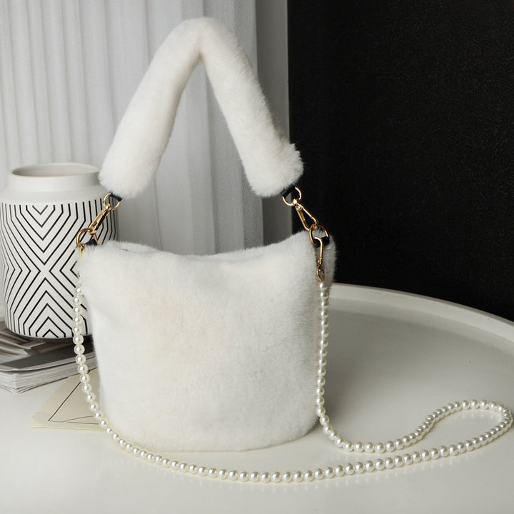 Pluizige buideltas met parelketting