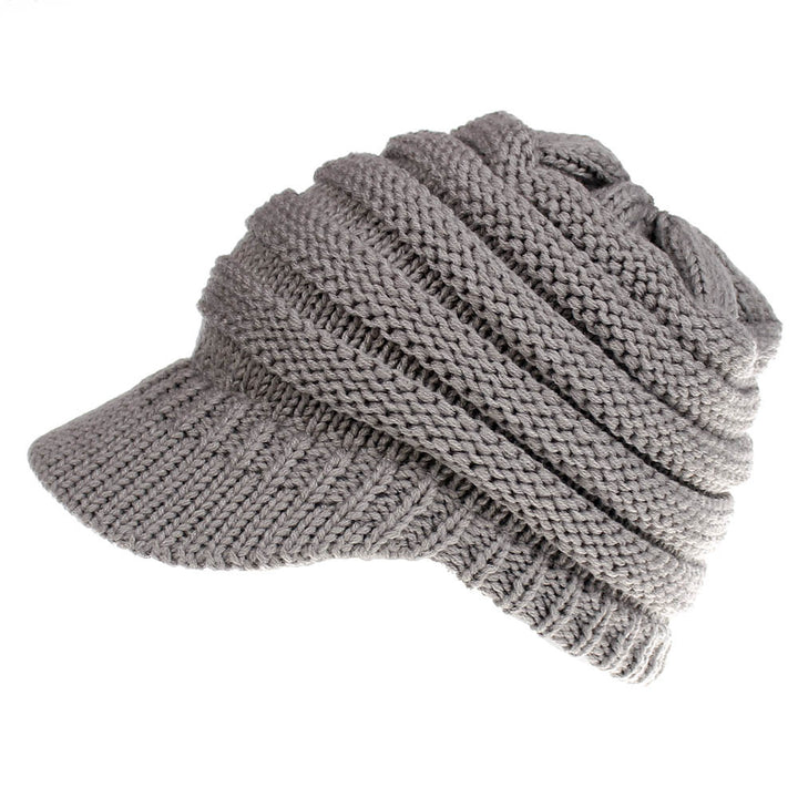 Gebreide muts met opening voor paardenstaart of knot