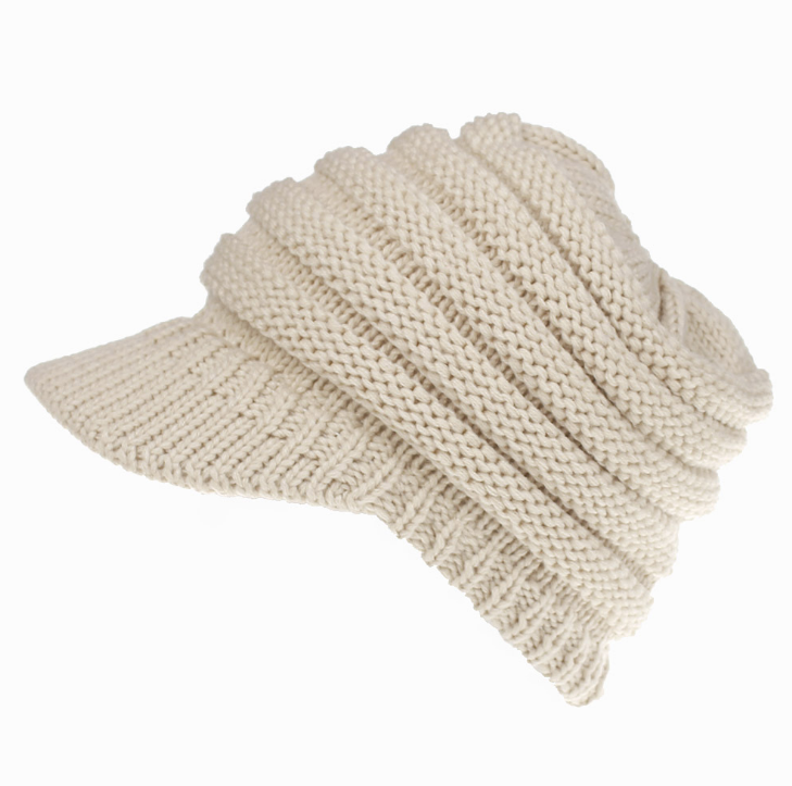 Gebreide muts met opening voor paardenstaart of knot
