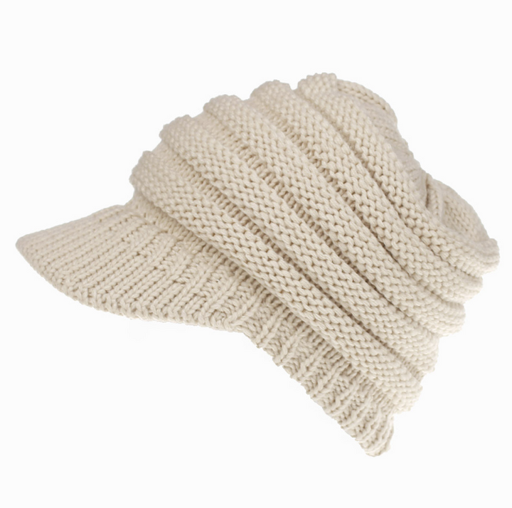 Gebreide muts met opening voor paardenstaart of knot