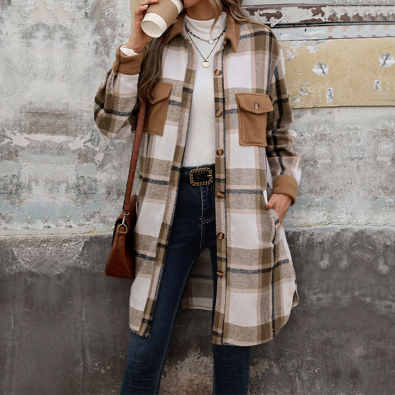 Lange geruite damesjas met zakken en omslagkraag