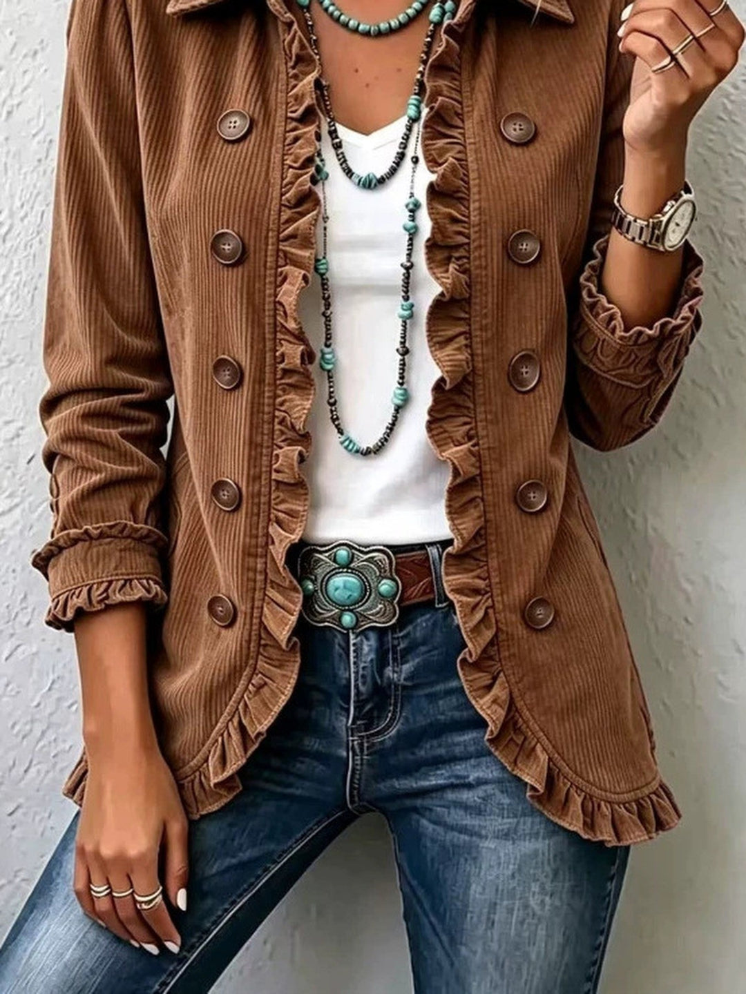 Getailleerd gebreid vest met ruches en knoopsluiting
