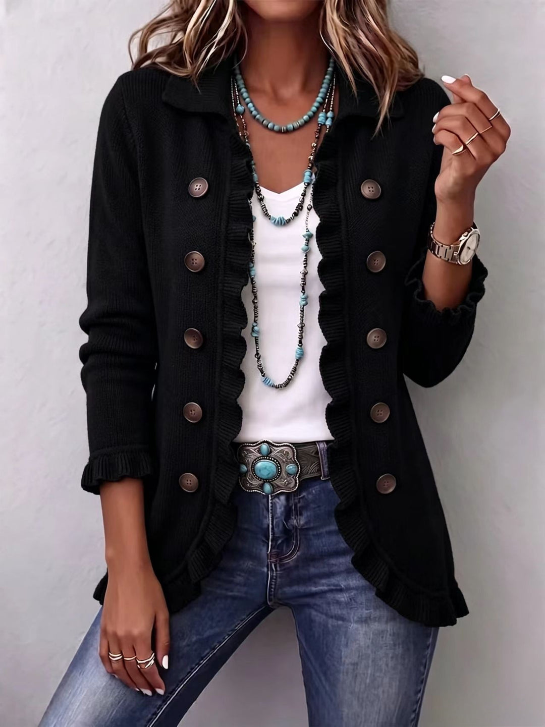 Getailleerd gebreid vest met ruches en knoopsluiting