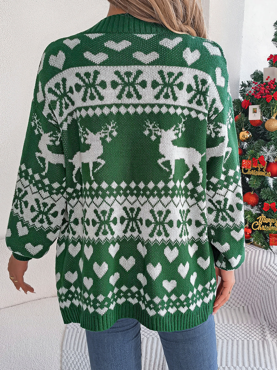 Vrouw in rood gebreid kerstvest met rendieren