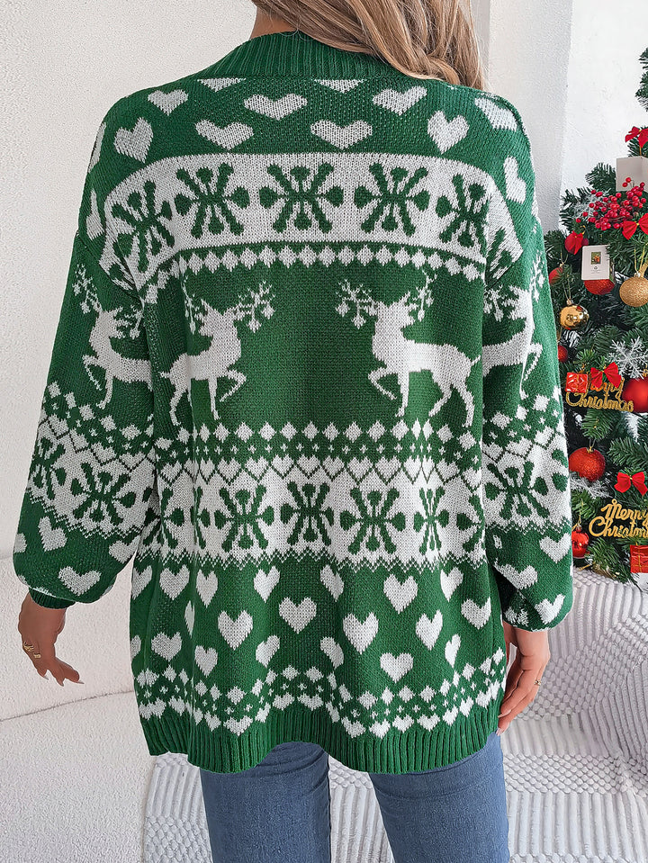 Vrouw in rood gebreid kerstvest met rendieren