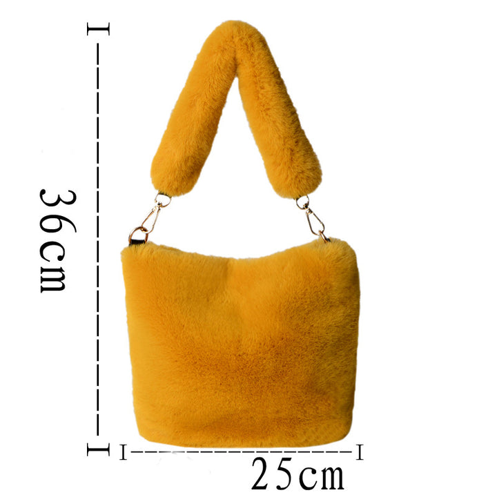 Pluizige buideltas met parelketting